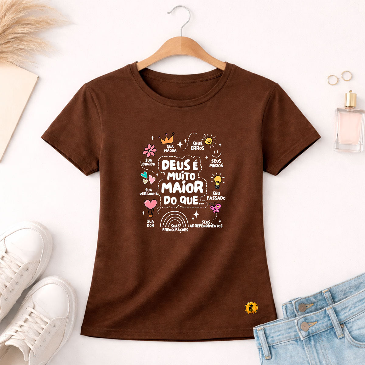Camiseta Feminina  Marrom Deus é Muito Maior 