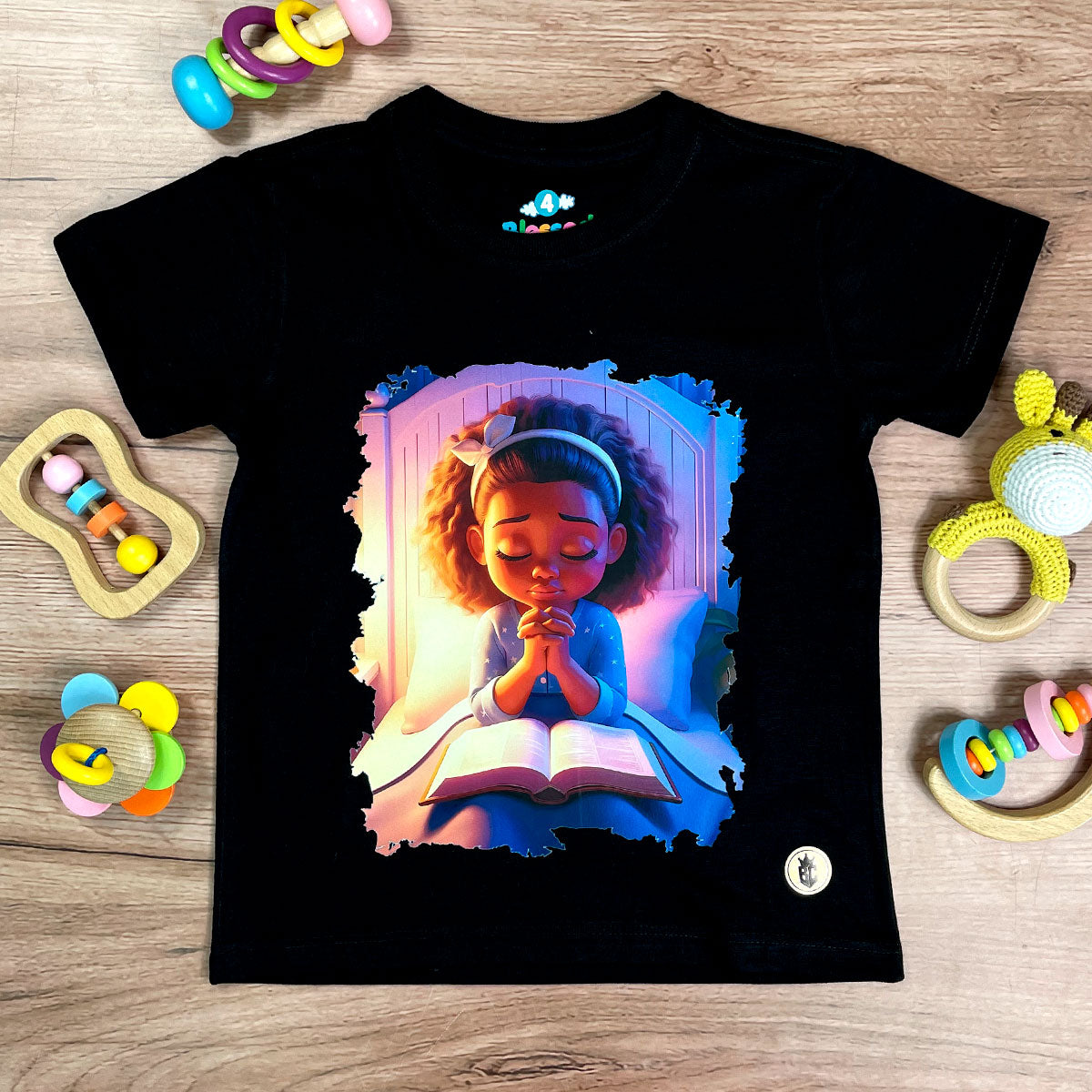 T-Shirt Infantil Preta Menina Orando Bíblia