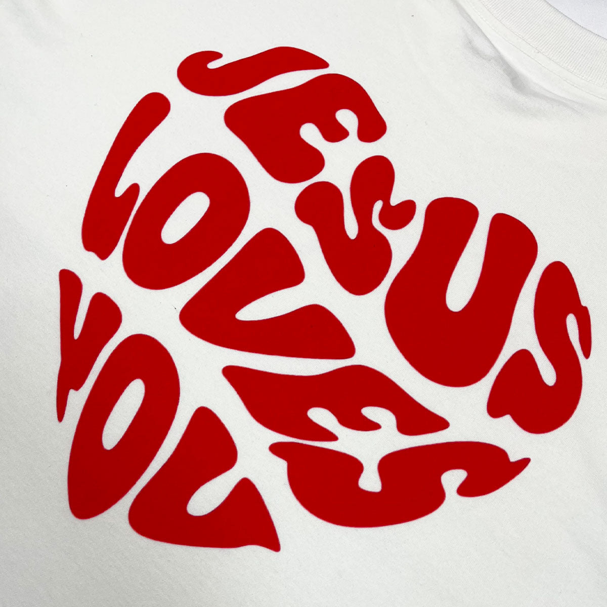 Oversized Off White Full Coração Jesus Loves You