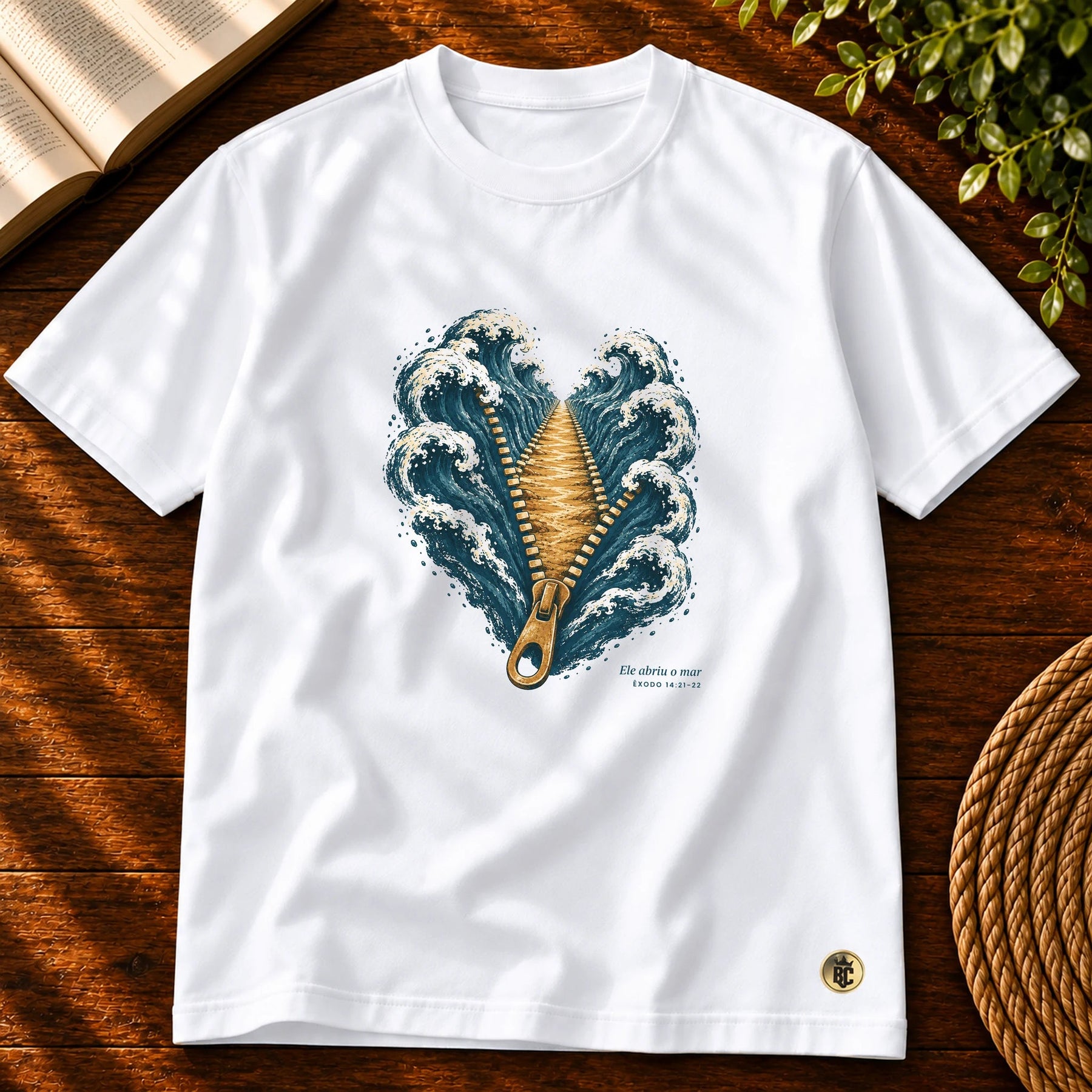 Camiseta Masculina Branca Ele abriu o mar