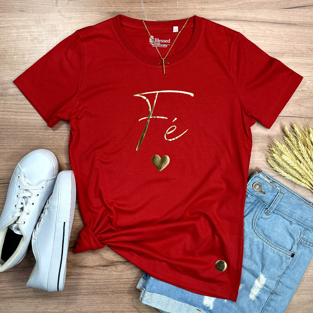 Camiseta Feminina Vermelha Fé Coração Dourado