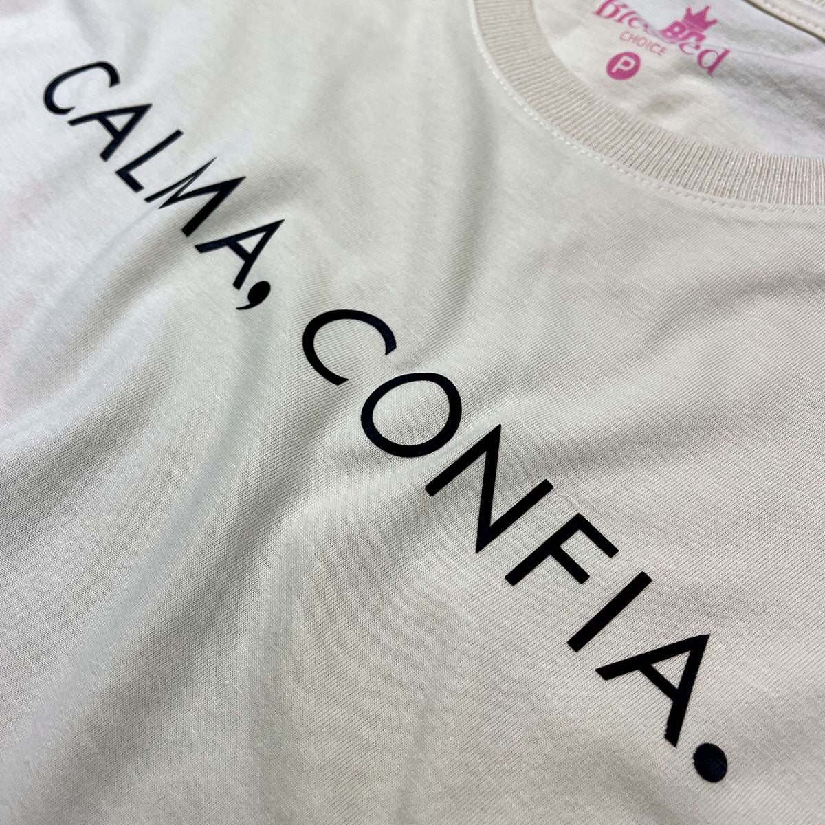 Camiseta Feminina Off White Calma, Confia.