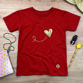 T-Shirt Infantil Vermelha Coração Caminho de Pontinhos