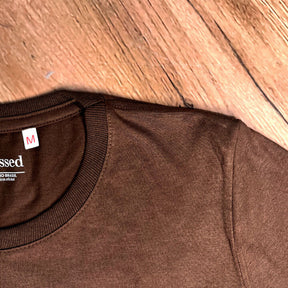 Camiseta Feminina Marrom Aplique Cruz Jesus