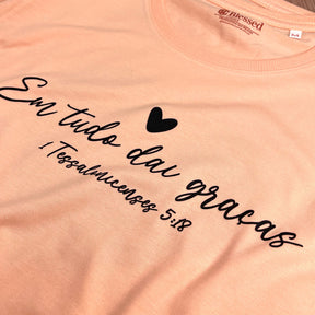 Camiseta Feminina Salmão Em Tudo Dai Graças