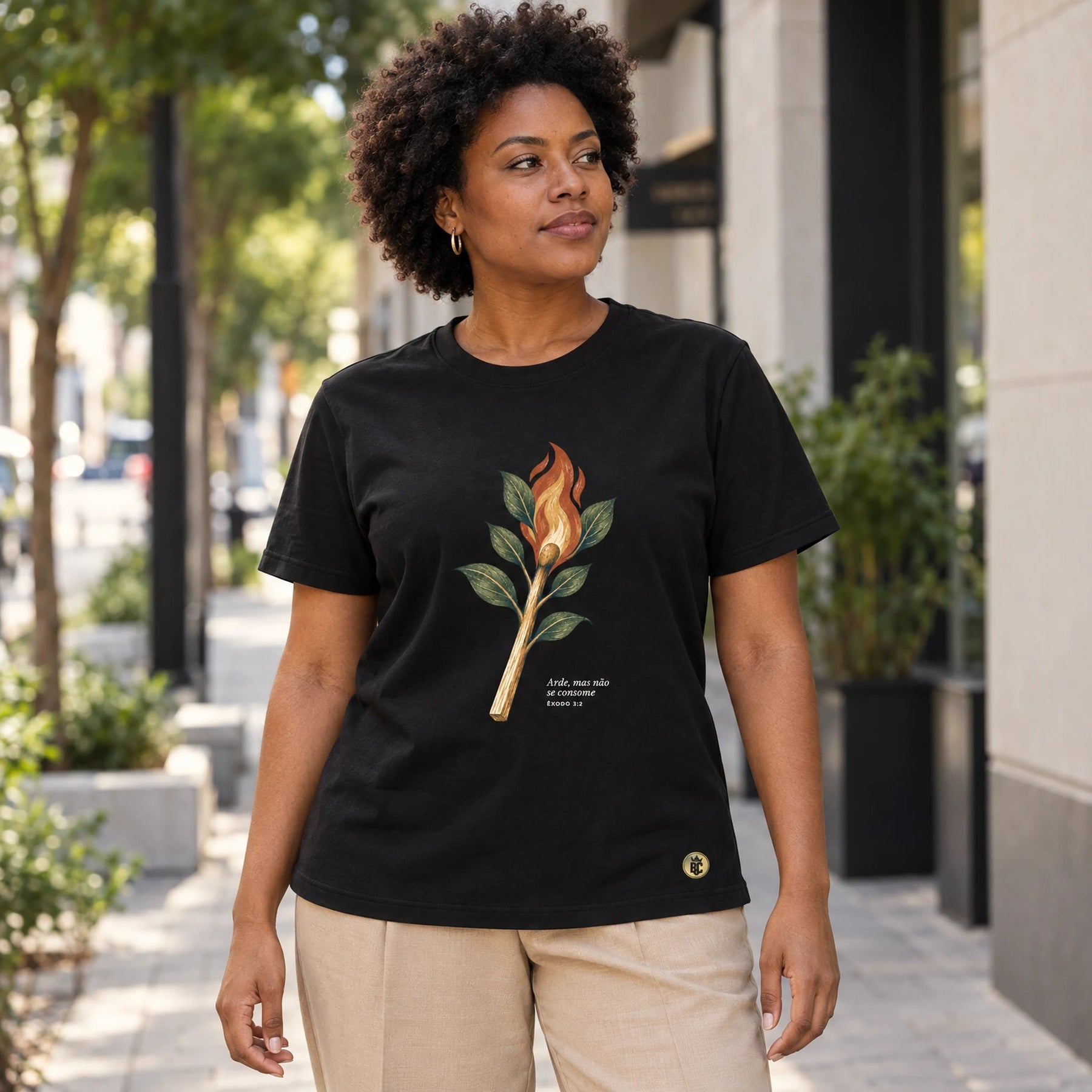 Camiseta Feminina Preta Arde, mas não se consome