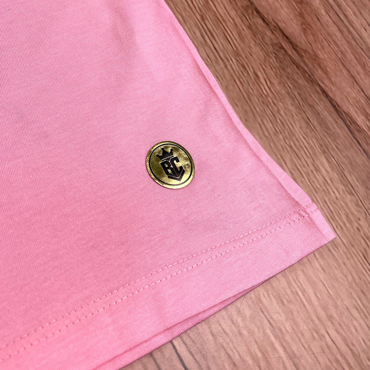 Camiseta Feminina Rosa Jesus Aplique Camaleão
