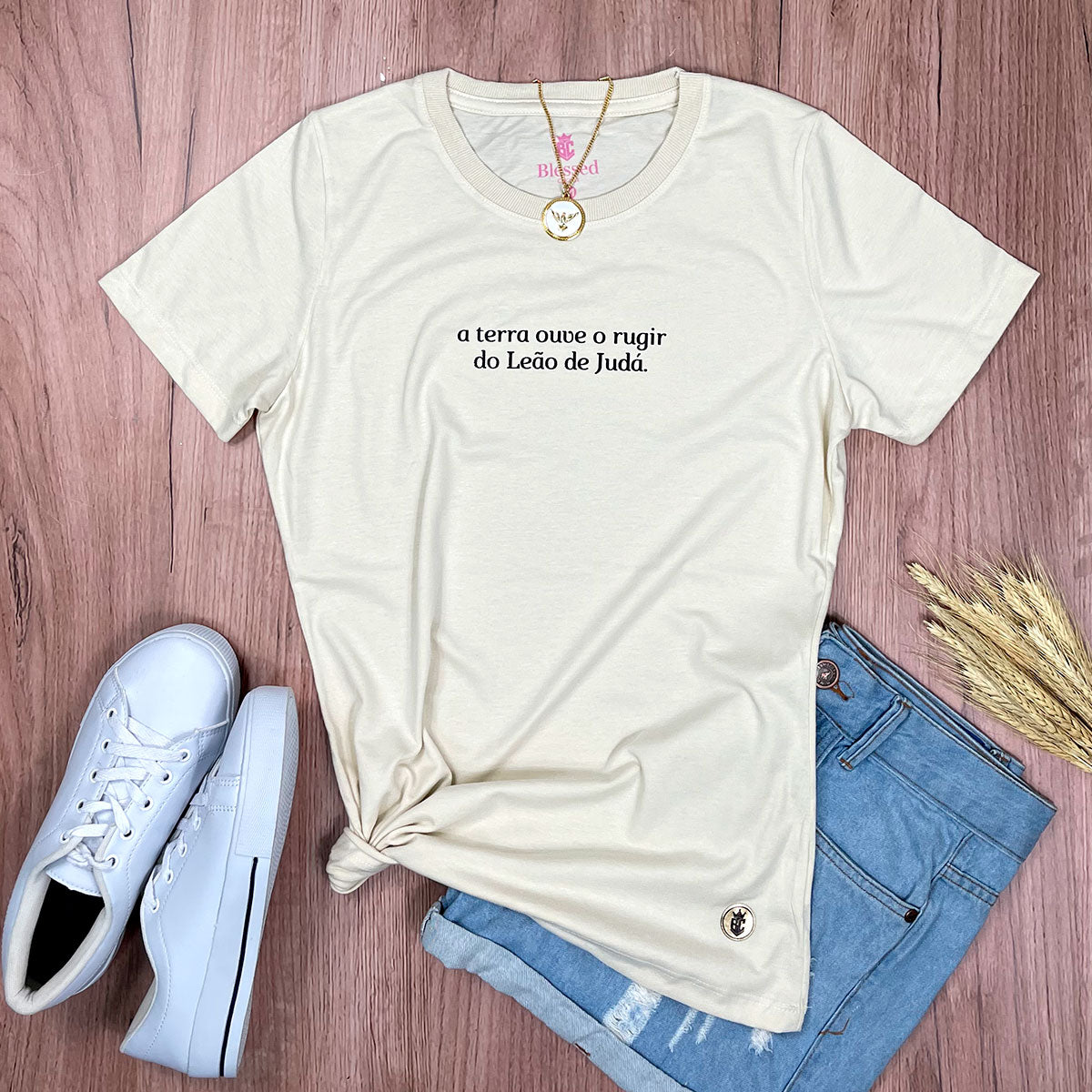 Camiseta Feminina Off White A Terra Ouve O Rugir Do Leão De Judá