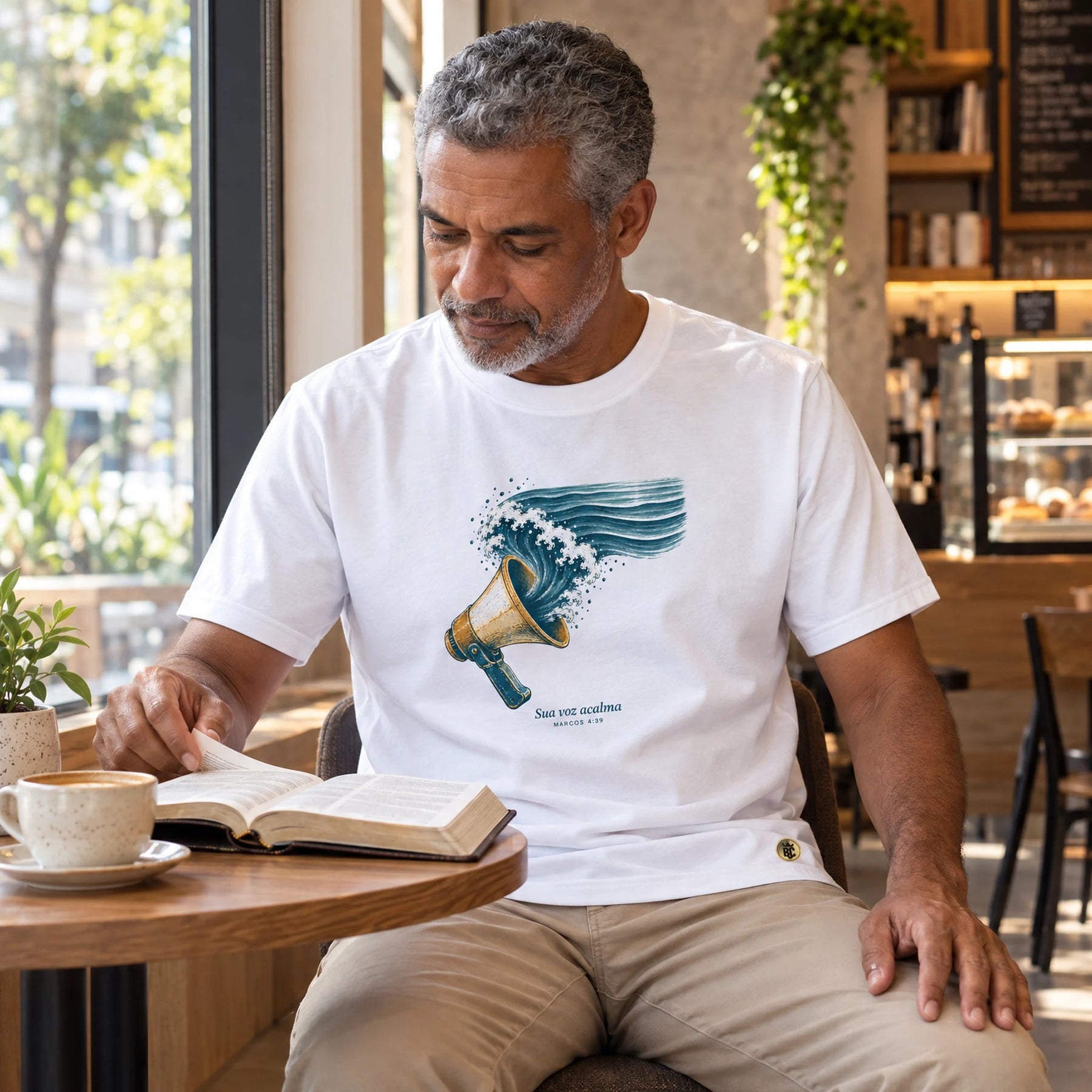 Camiseta Masculina Branca Sua voz acalma