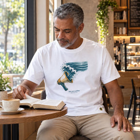 Camiseta Masculina Branca Sua voz acalma