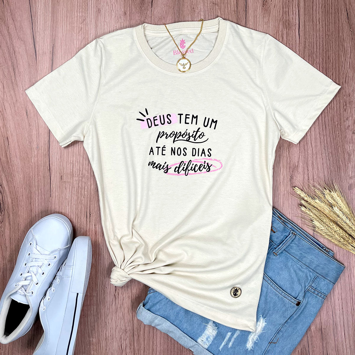 Camiseta Feminina Off White Deus Tem Um Propósito Até Nos Dias Mais Difíceis