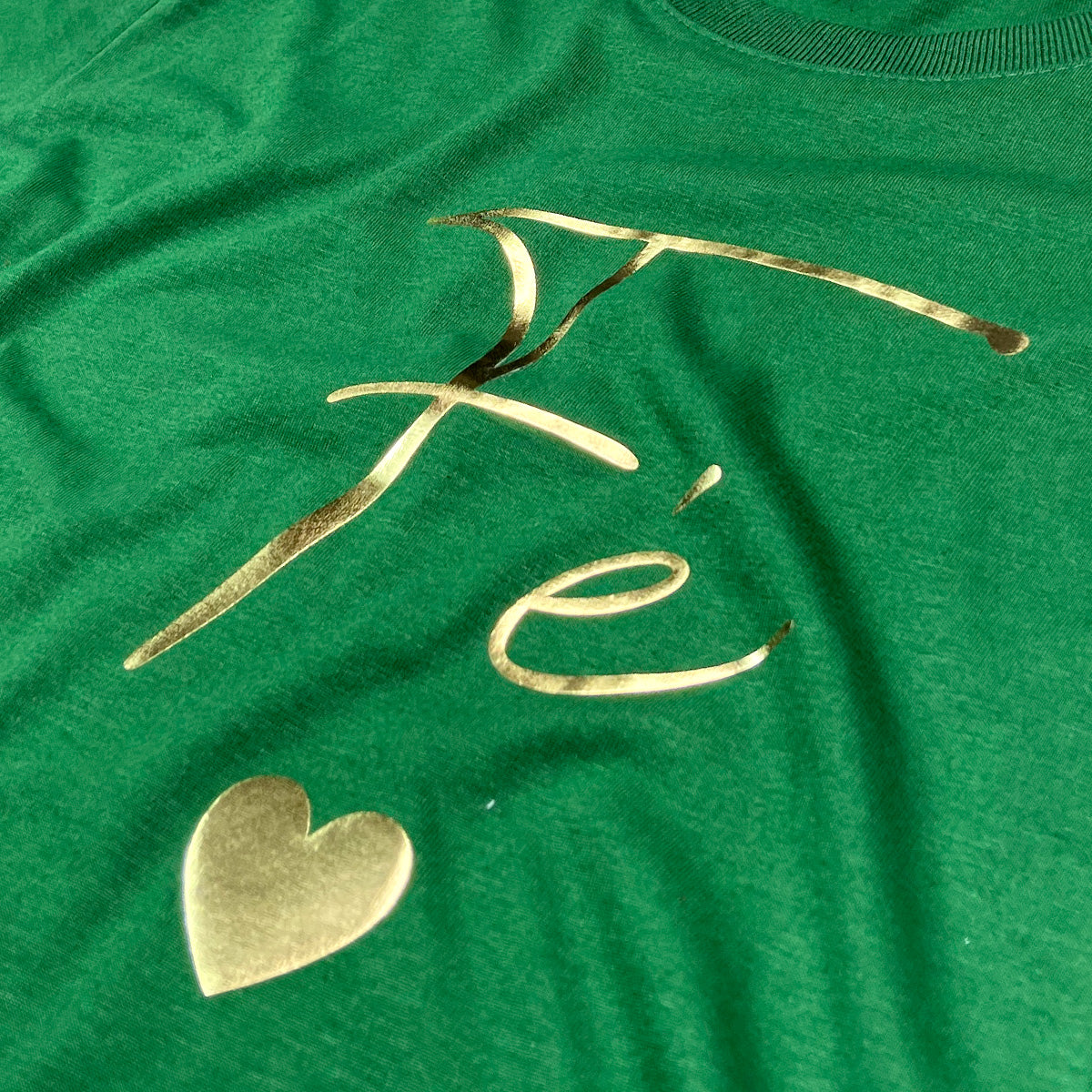 Camiseta Feminina Verde Fé Coração Dourado