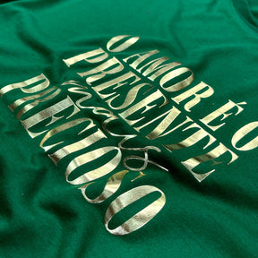 T-Shirt Infantil Verde O Amor é o Presente Dourado