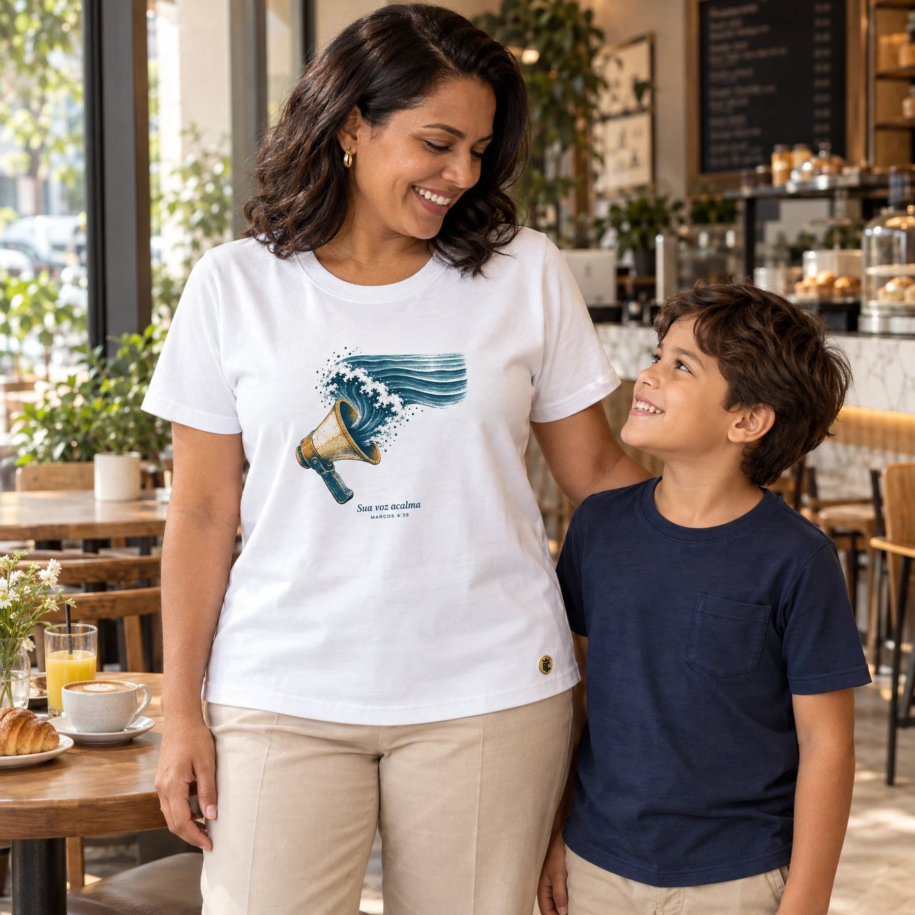 Camiseta Feminina Branca Sua voz acalma