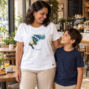 Camiseta Feminina Branca Sua voz acalma