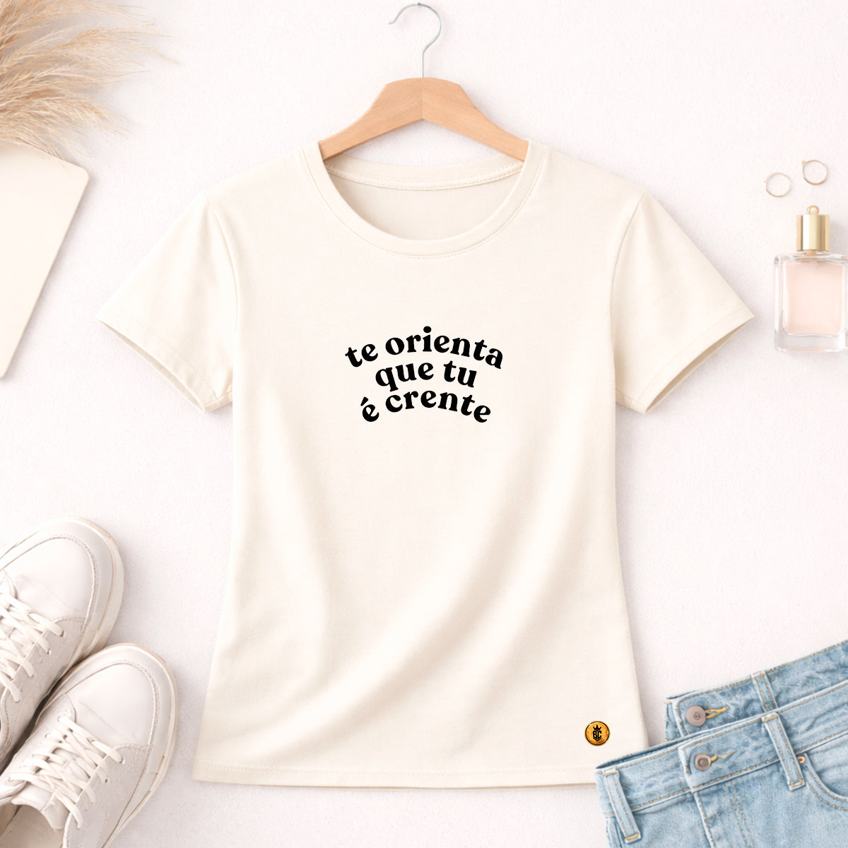 Camiseta Feminina Off WhiteTe Orienta Que tu é Crente