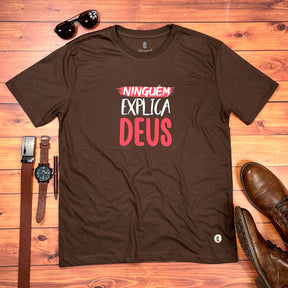 Camiseta Masculina Marrom Ninguém Explica Deus