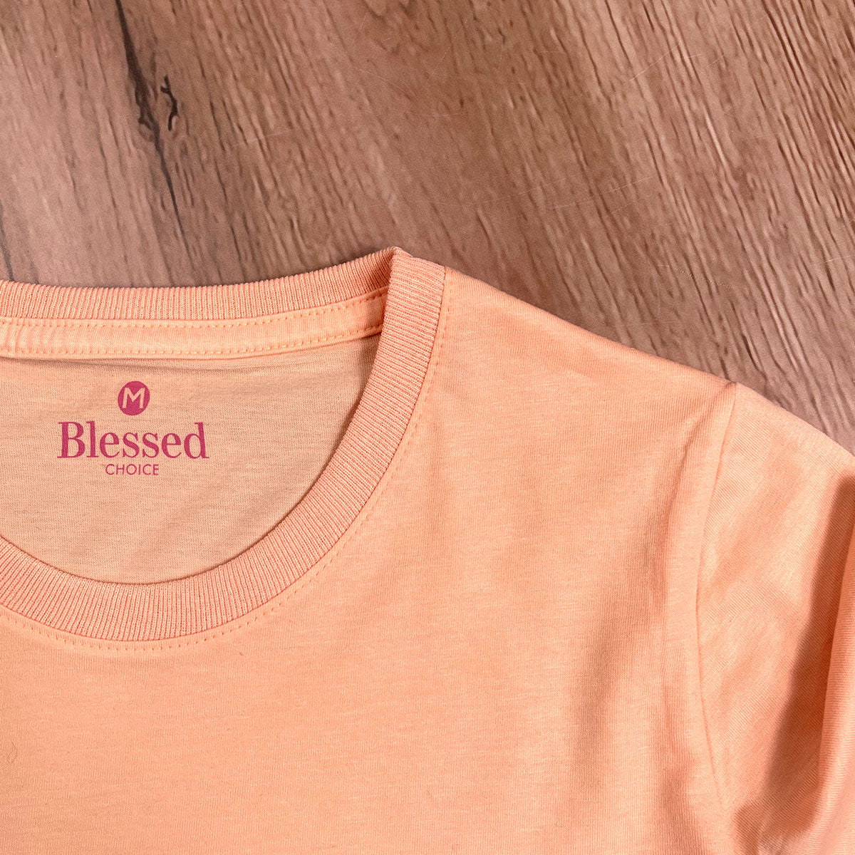 Camiseta Feminina Salmão Ele Vive Ele Reina Ele Voltará