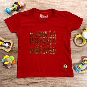 T-Shirt Infantil Vermelha O Amor é o Presente Dourado