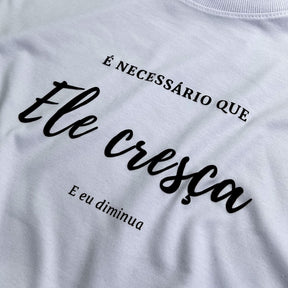 Camiseta Masculina Branca É Necessário Que Ele Cresça E Eu Diminua