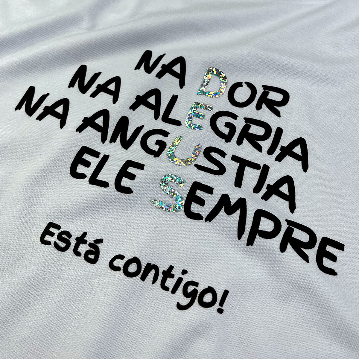 Camiseta Feminina Branca Na Dor Na Alegria Na Angustia Ele Sempre Está Contigo