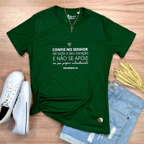 Camiseta Feminina Verde Confie No Senhor De Todo Seu Coração