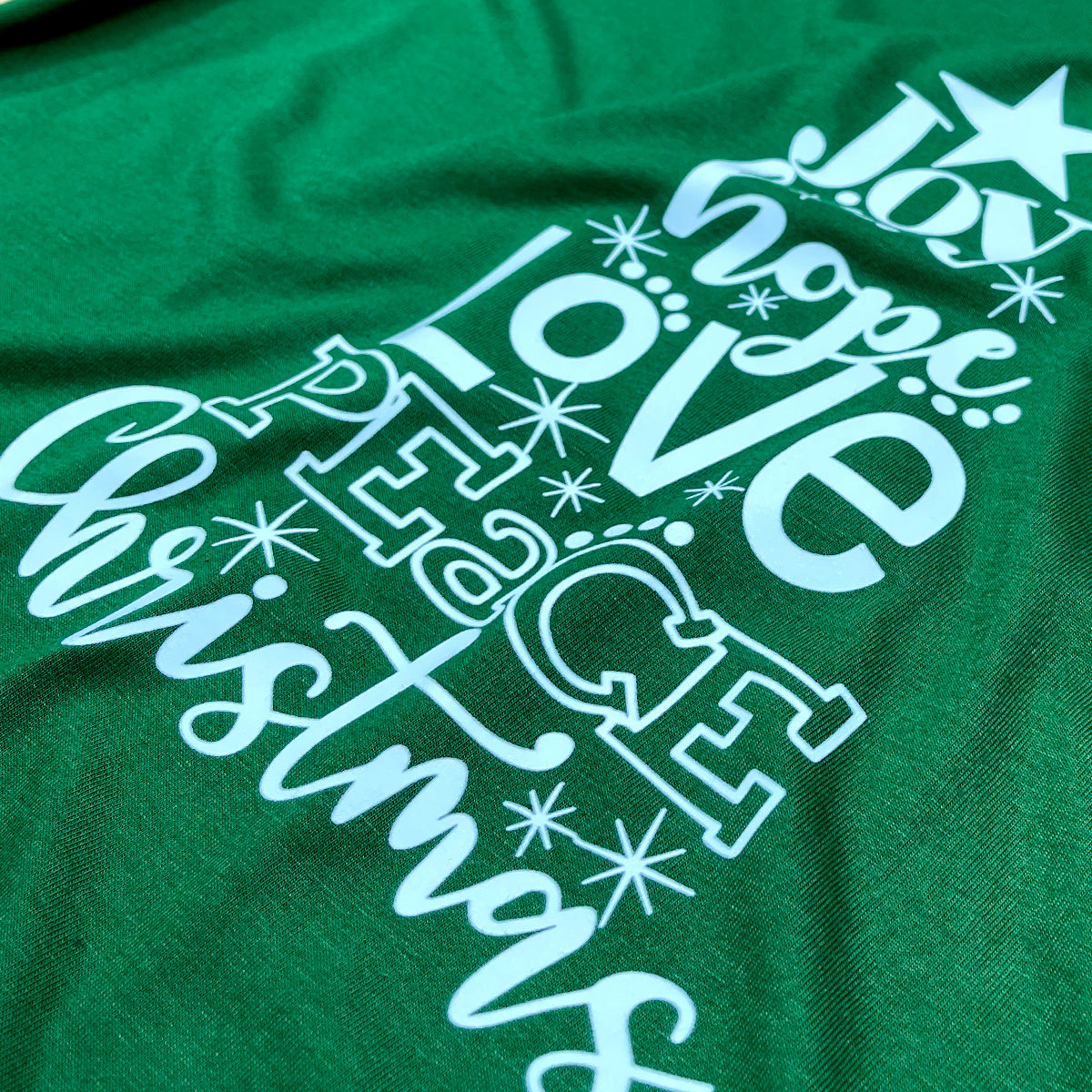 Camiseta Feminina Verde Árvore Joy Hope Love Peace Christmas