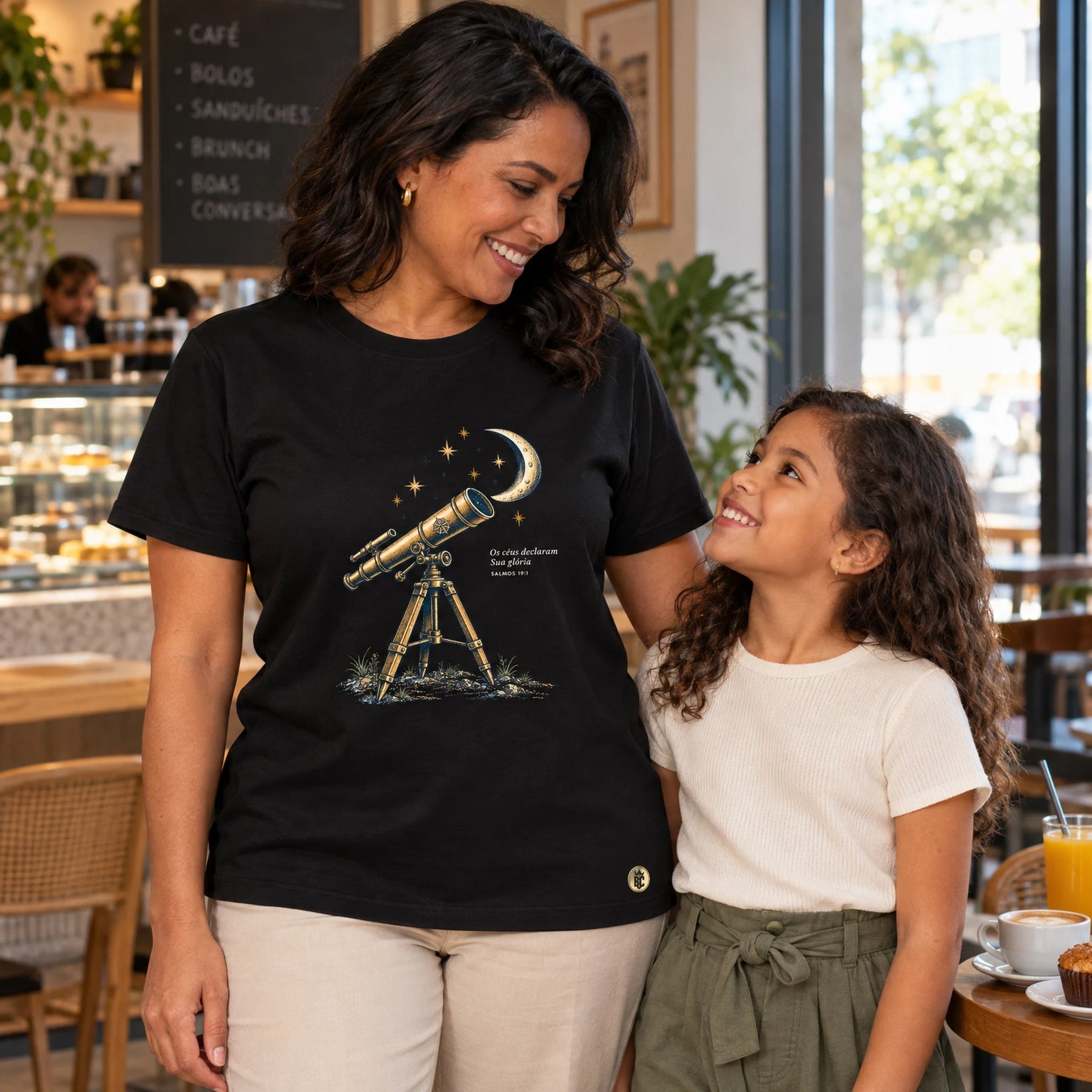 Camiseta Feminina Preta Os céus declaram Sua glória