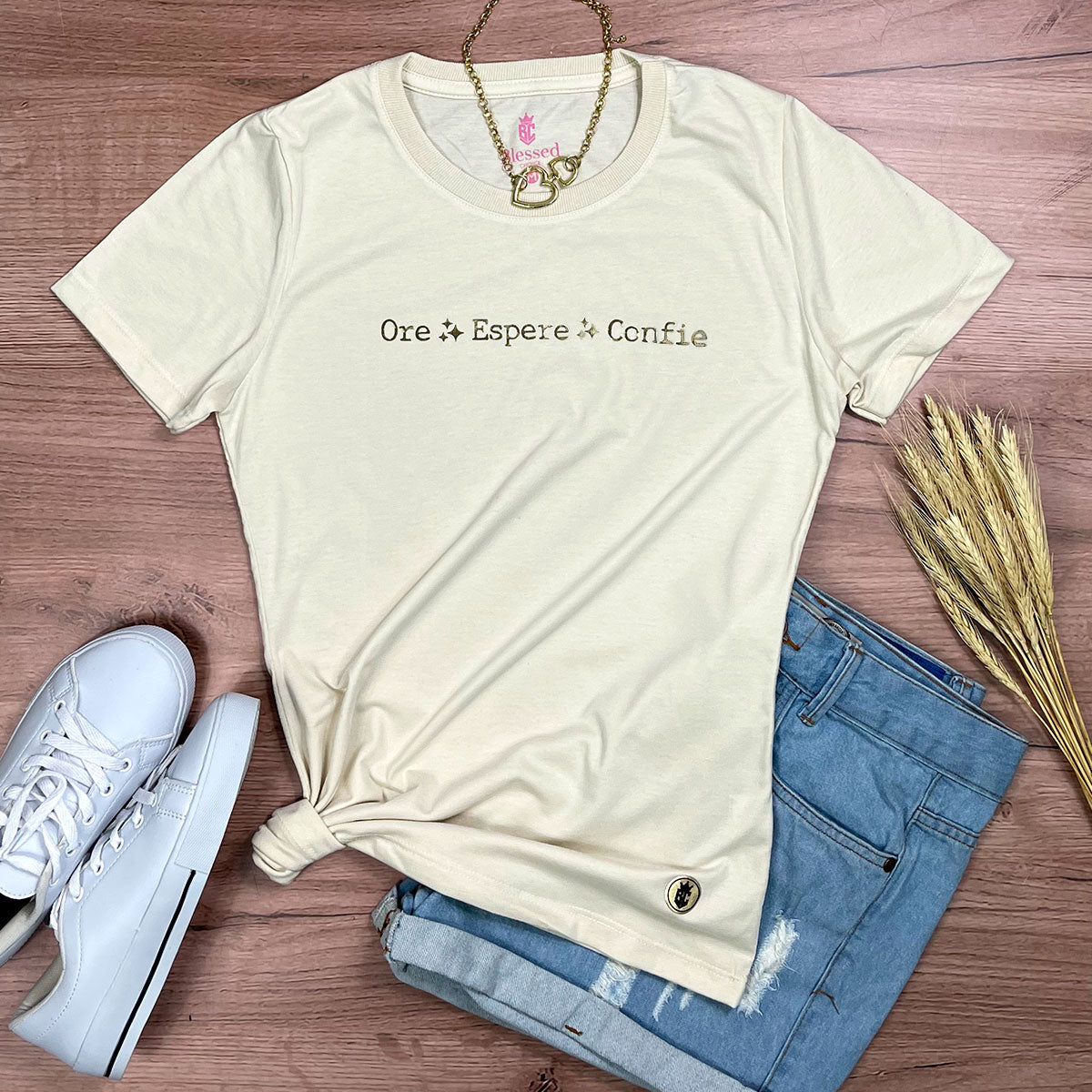 Camiseta Feminina Off White Ore Espere Confie Dourado