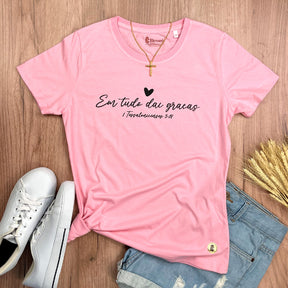 Camiseta Feminina Rosa Em Tudo Dai Graças