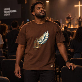 Camiseta Masculina Marrom Cristo me fez livre