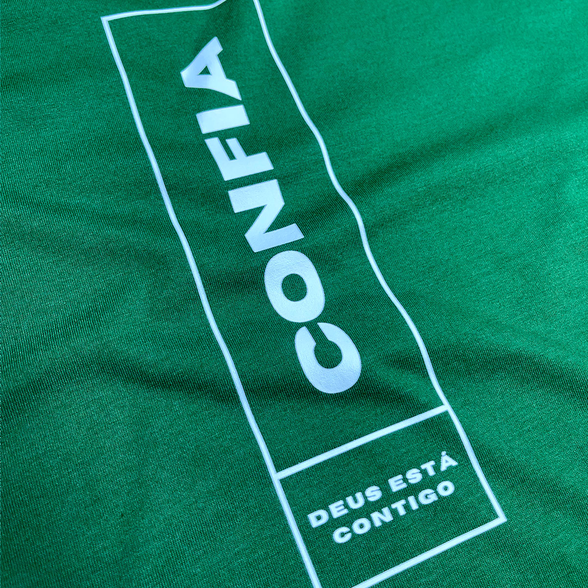 Camiseta Masculina Verde Confia Deus Está Contigo