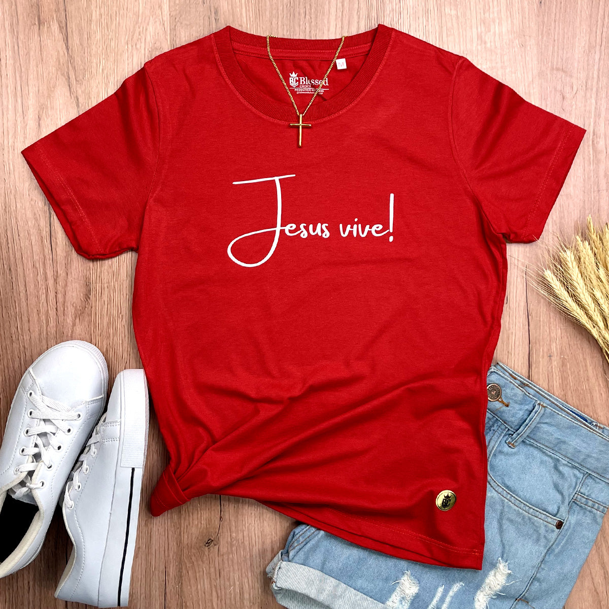 Camiseta Feminina Vermelha Jesus Vive!