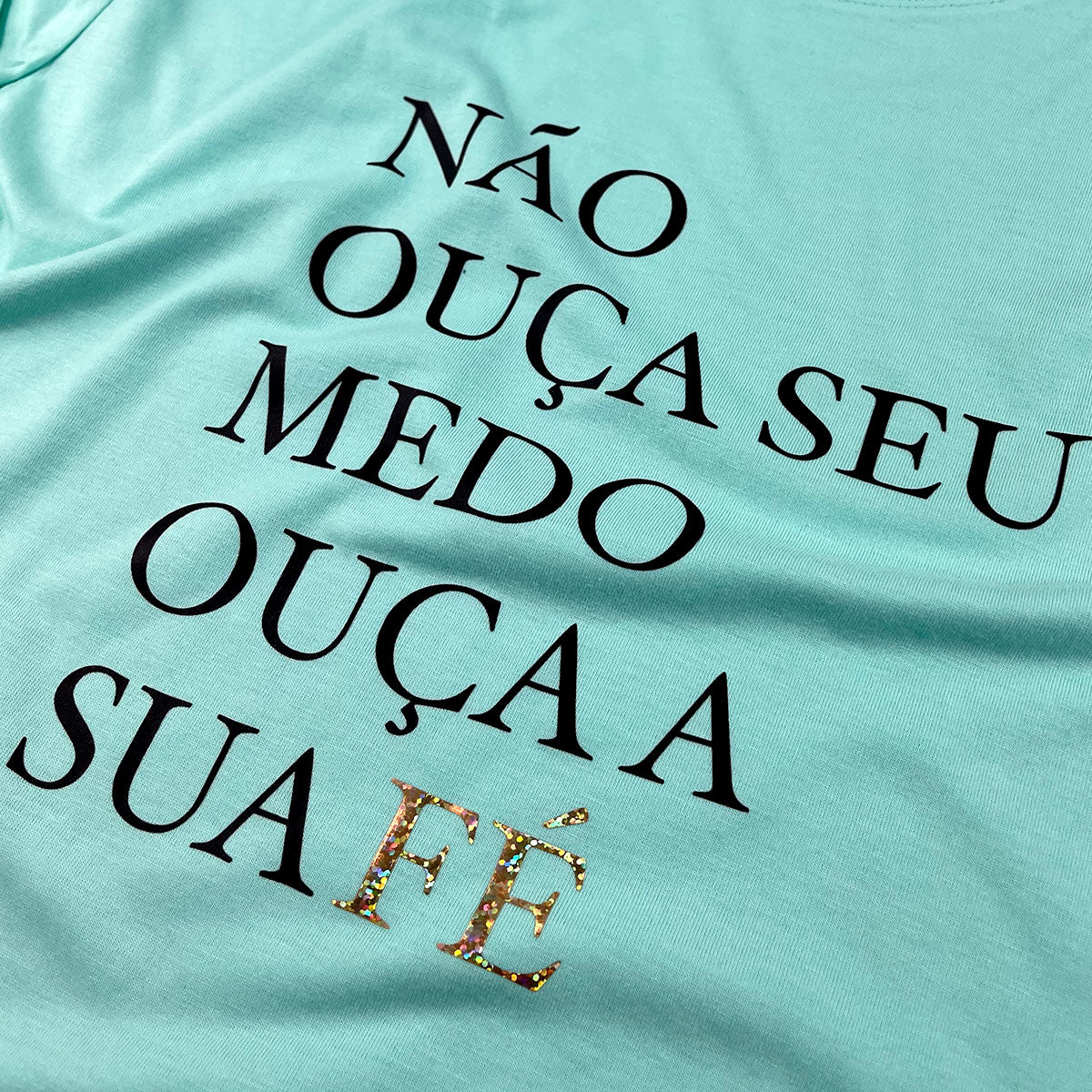 Camiseta Feminina Verde Menta Não Ouça Seu Medo Ouça A Sua Fé