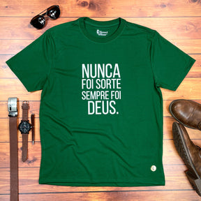 Camiseta Masculina Verde Nunca Foi Sorte Sempre Foi Deus.