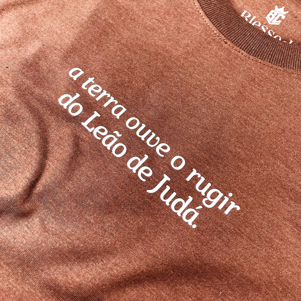 Camiseta Masculina Marrom A Terra Ouve O Rugir Do Leão De Judá.