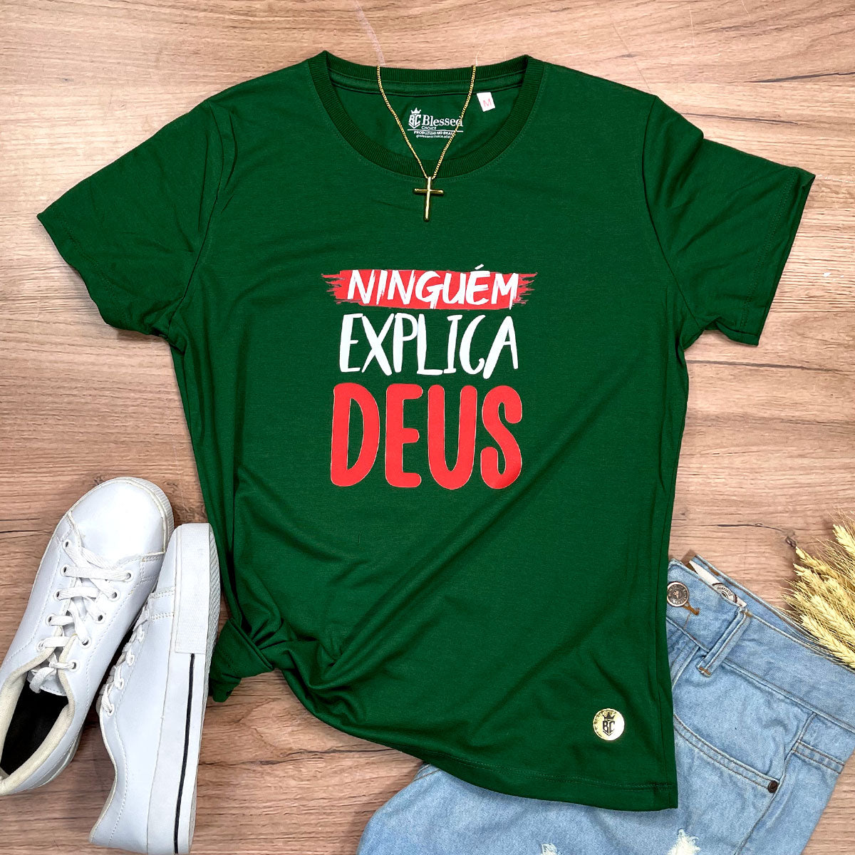 Camiseta Feminina Verde Ninguém Explica Deus
