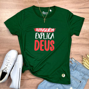 Camiseta Feminina Verde Ninguém Explica Deus