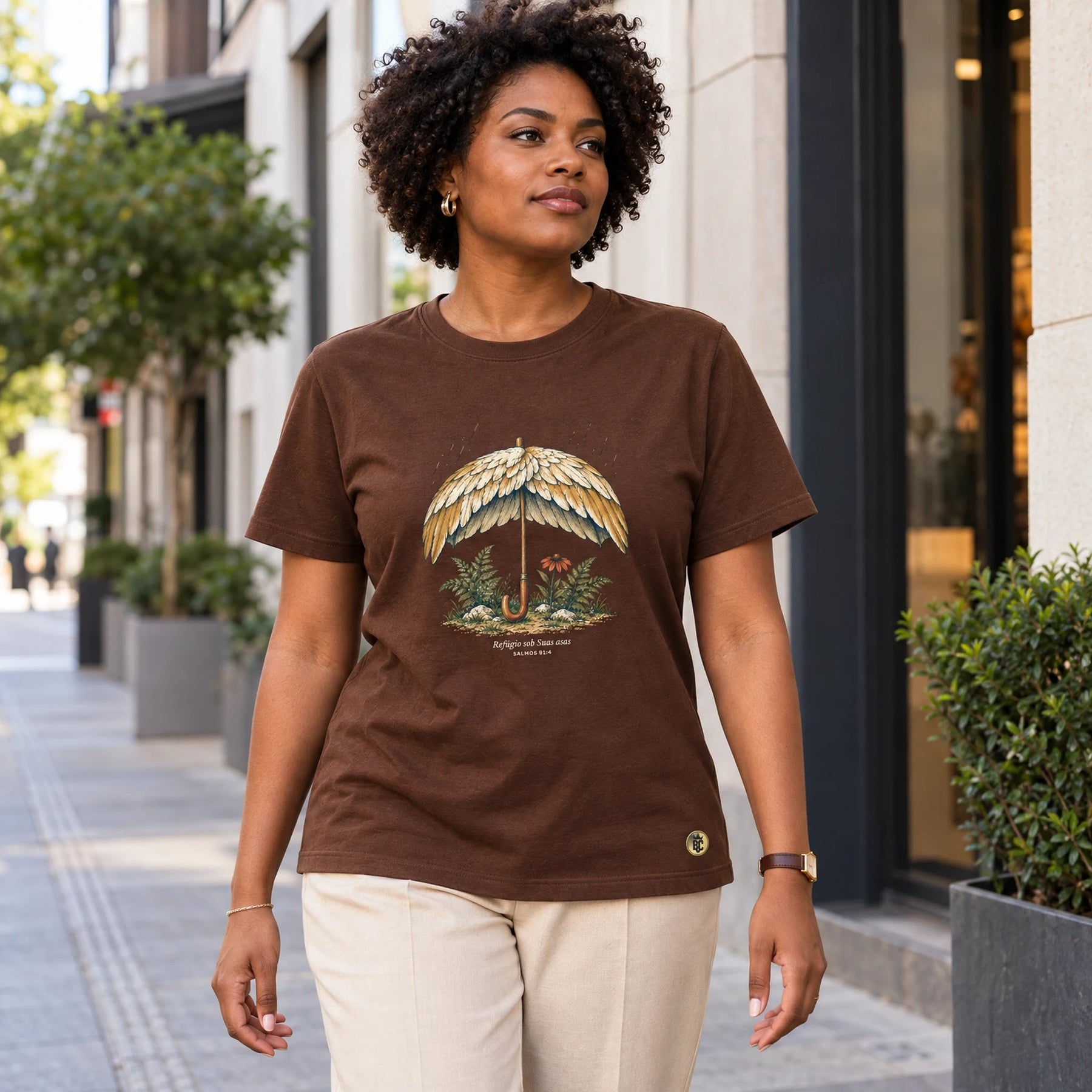 Camiseta Feminina Marrom Refúgio sob Suas asas