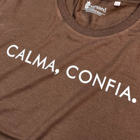 Camiseta Feminina Marrom Calma, Confia.