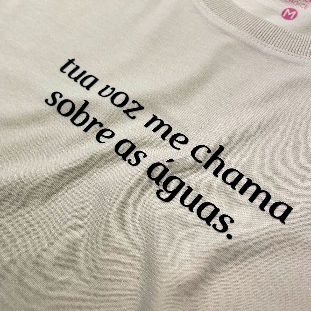 Camiseta Feminina Off White Tua Voz Me Chama Sobre As Águas