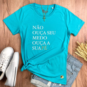 Camiseta Feminina Turquesa Não Ouça Seu Medo Ouça A Sua Fé