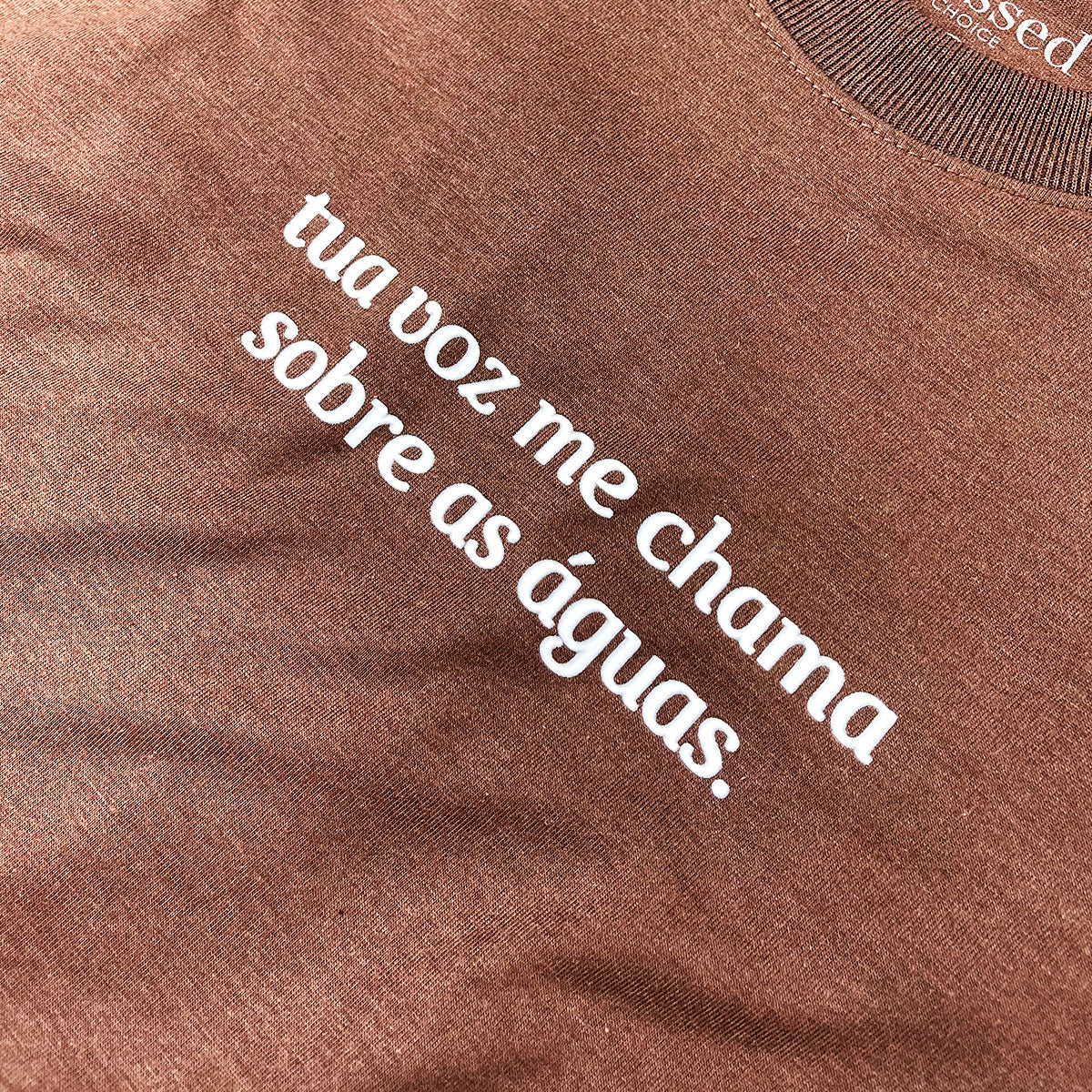 Camiseta Masculina Marrom Tua Voz Me Chama Sobre As Águas