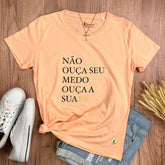 Camiseta Feminina Salmão Não Ouça Seu Medo Ouça A Sua Fé