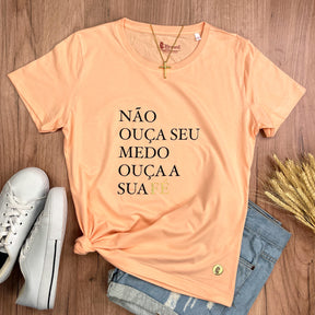 Camiseta Feminina Salmão Não Ouça Seu Medo Ouça A Sua Fé