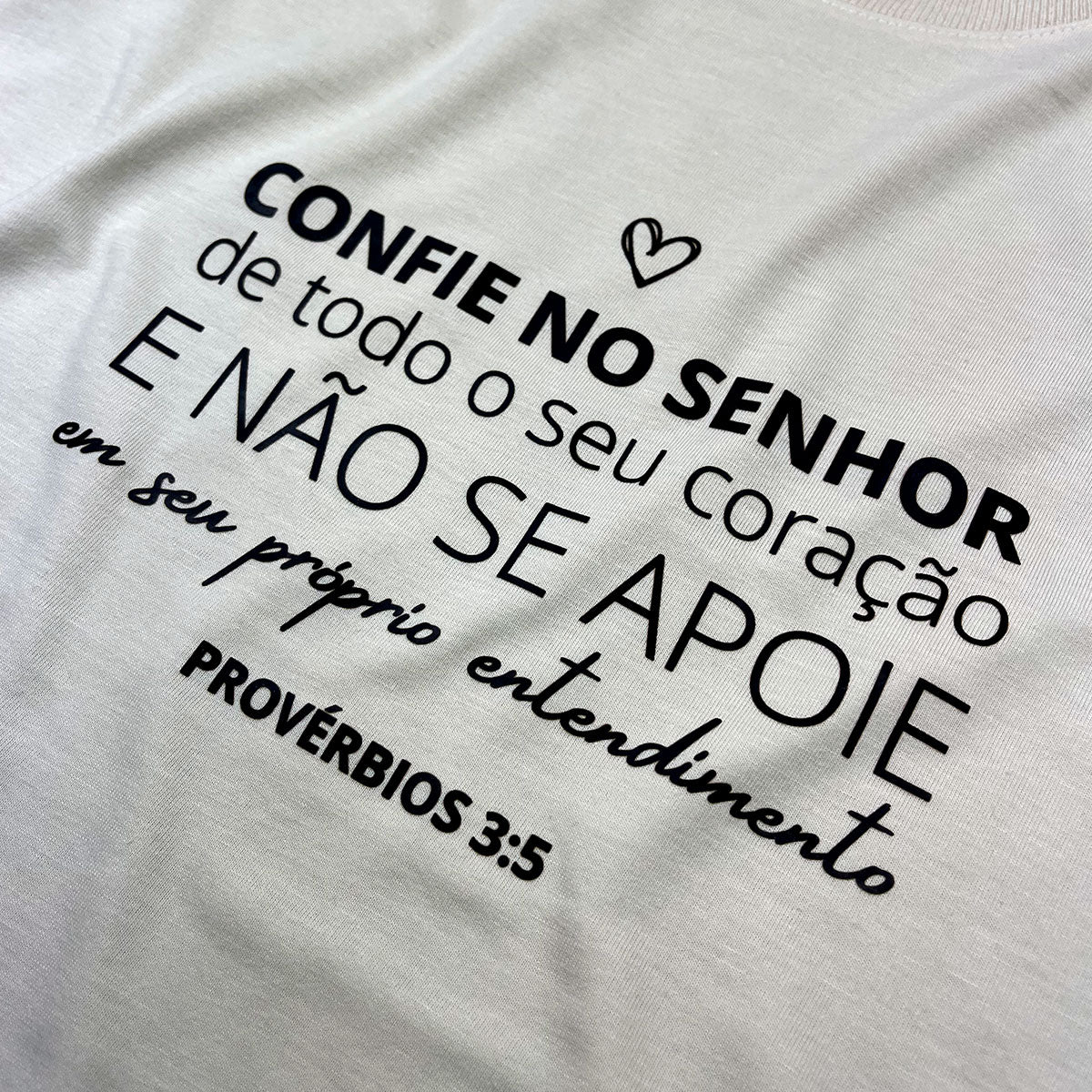 Camiseta Feminina Off White Confie No Senhor De Todo O Seu Coração