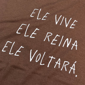 Camiseta Feminina Marrom Ele Vive Ele Reina Ele Voltará