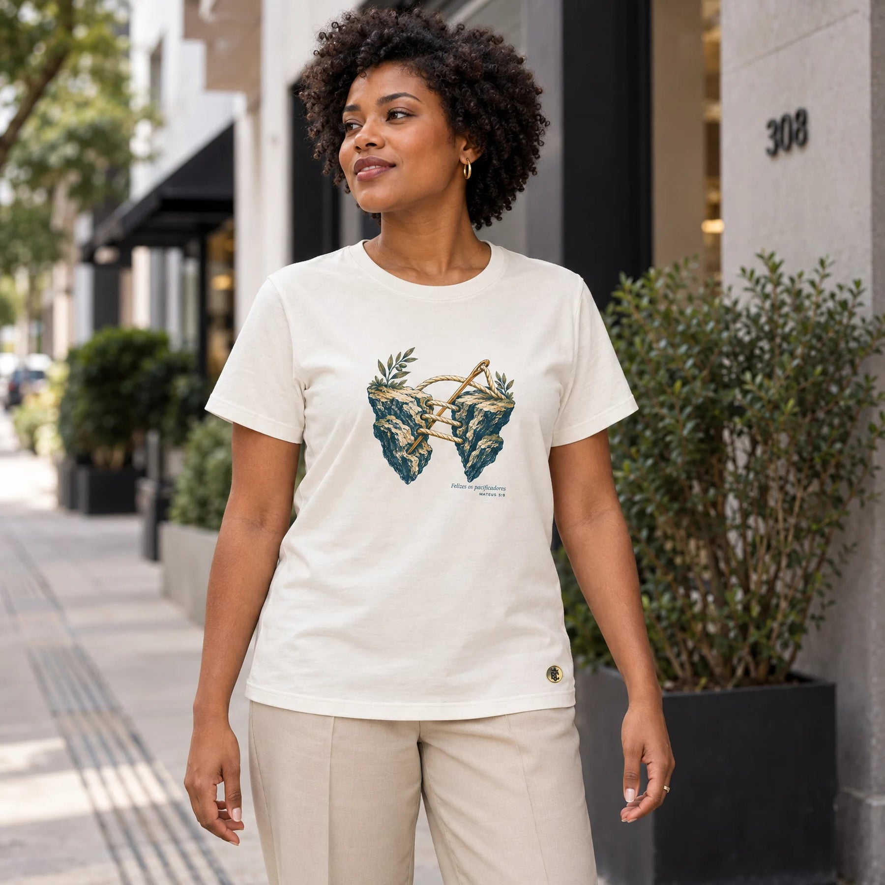 Camiseta Feminina Off White Felizes os pacificadores