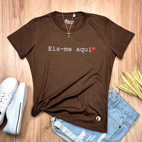 Camiseta Feminina Marrom Eis-me Aqui