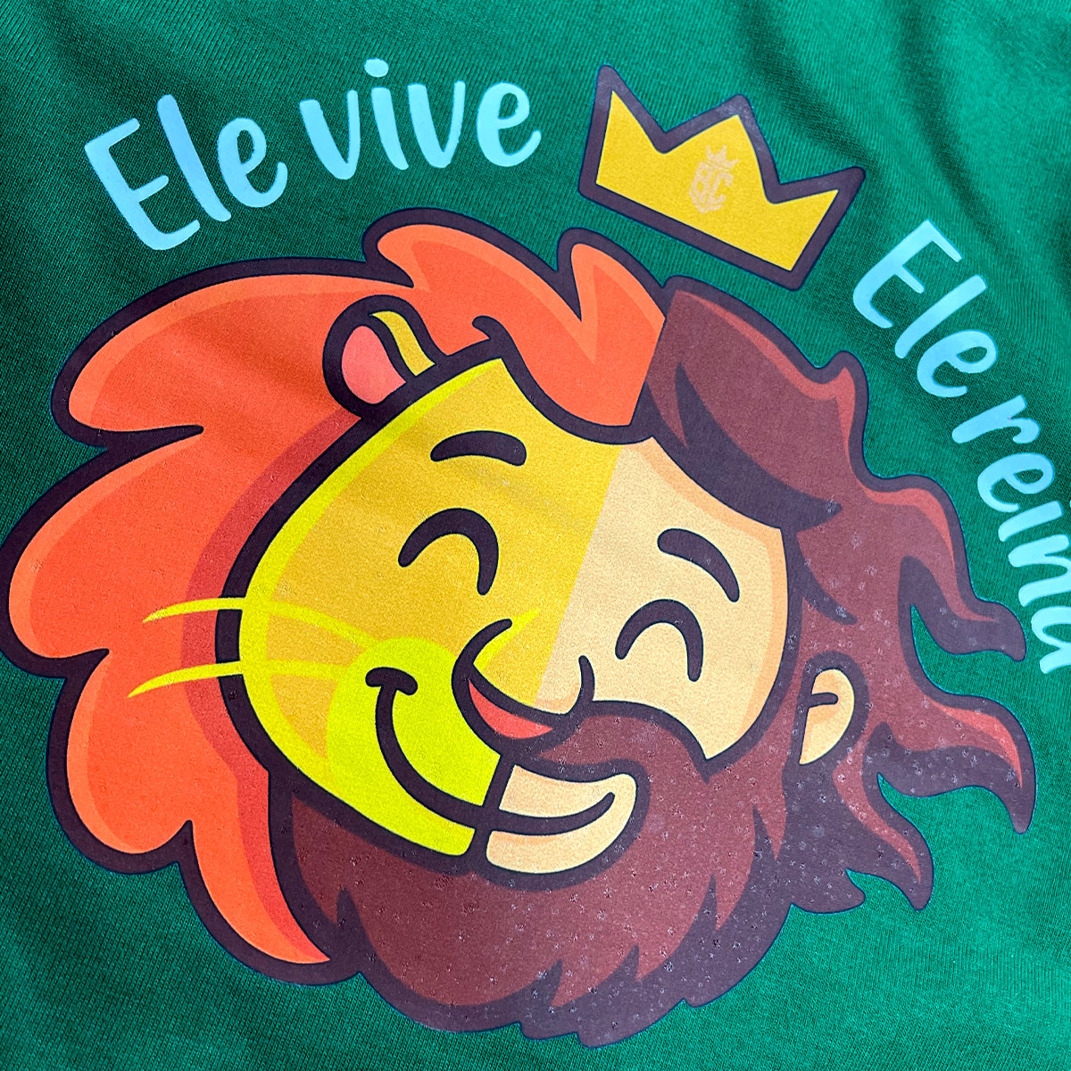 T-Shirt Infantil Verde Leão Jesus Ele Vive Ele Reina